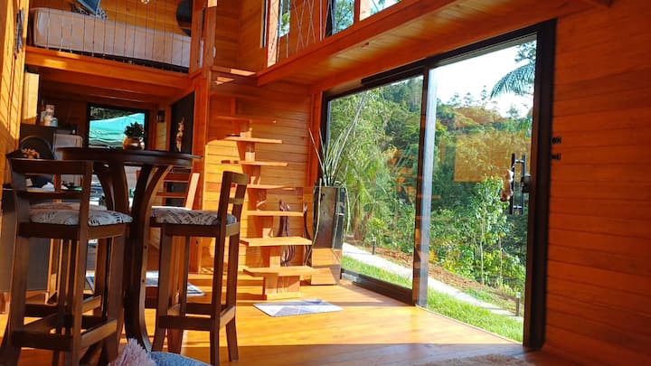 Escada interna e mezanino da cabana em madeira